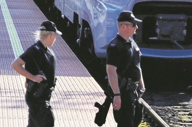 Uzbrojeni policjanci patrolują dworzec PKP. Rzecznik policji: To żadna nowość