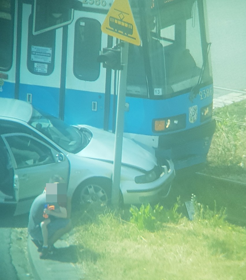 W wypadku auta osobowego z tramwajem na ul. Lotniczej brało...