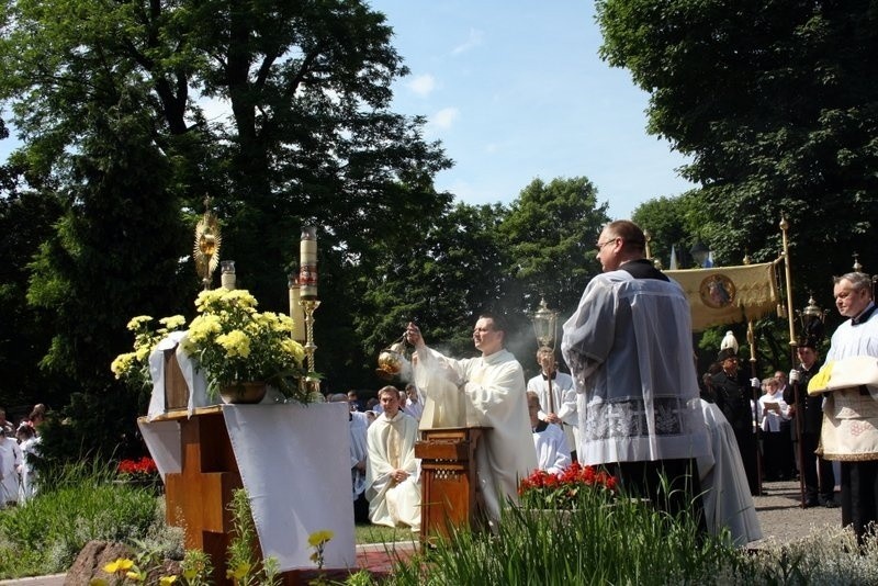 Boże Ciało 2014 w Zabrzu: procesja z kościoła św.Anny w...