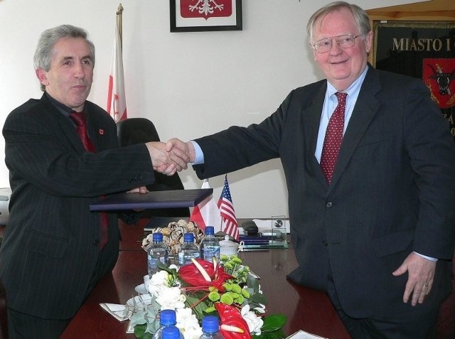 Ambasador Victor Ashe (z prawej) został przyjęty w Kazimierzy Wielkiej przez burmistrza Adama Bodziocha.