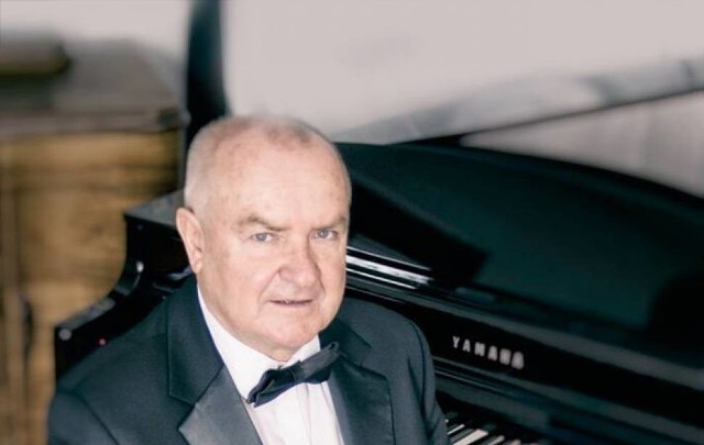 Koncert wokalisty Janka Zielińskiego oraz pianisty Sławomira Sikory (na zdjęciu) organizowany jest z okazji 100-lecia Niepodległości, a zarazem 100-lecia polskiej muzyki rozrywkowej.