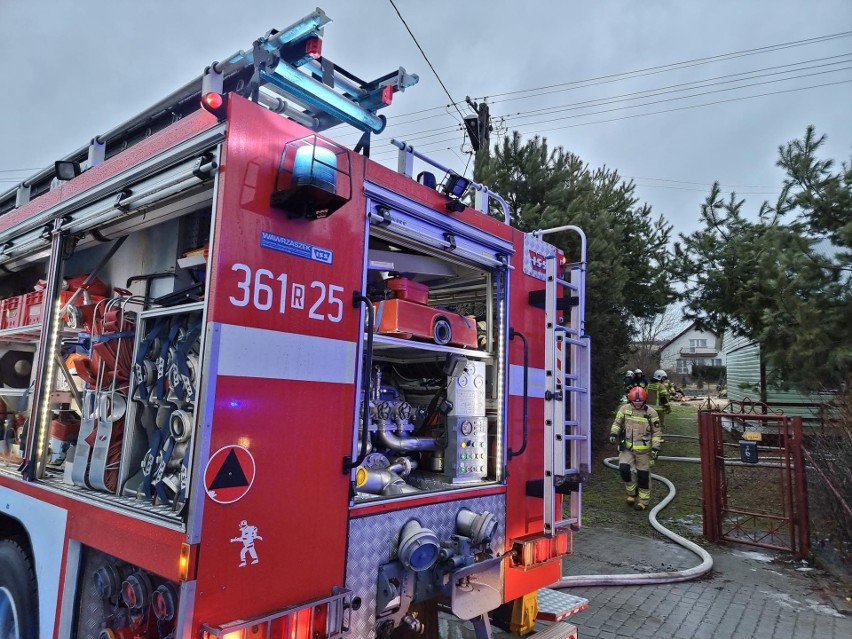 Od komina zapalił się drewniany strop domu w Ostrowie pod Przemyślem. Interweniowali strażacy z PSP i OSP [ZDJĘCIA]
