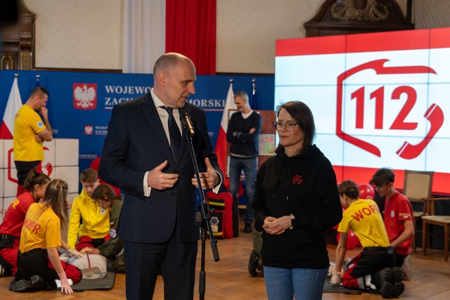 Przez 24 godziny na dobę operatorzy odbierają telefony od mieszkańców o zagrożeniu życia i zdrowia: wypadkach, pożarach, przestępstwach.