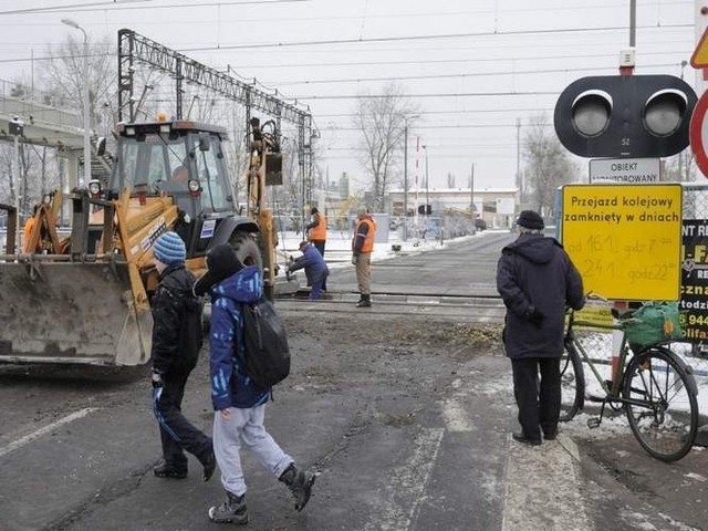 Drogowcy zablokowali przejazd kolejowy na połączeniu Kamiennej z ulicą Inwalidów