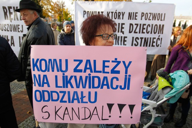 Protest przeciwko likwidacji oddziału ginekologiczno - położniczego w Kolbuszowej.