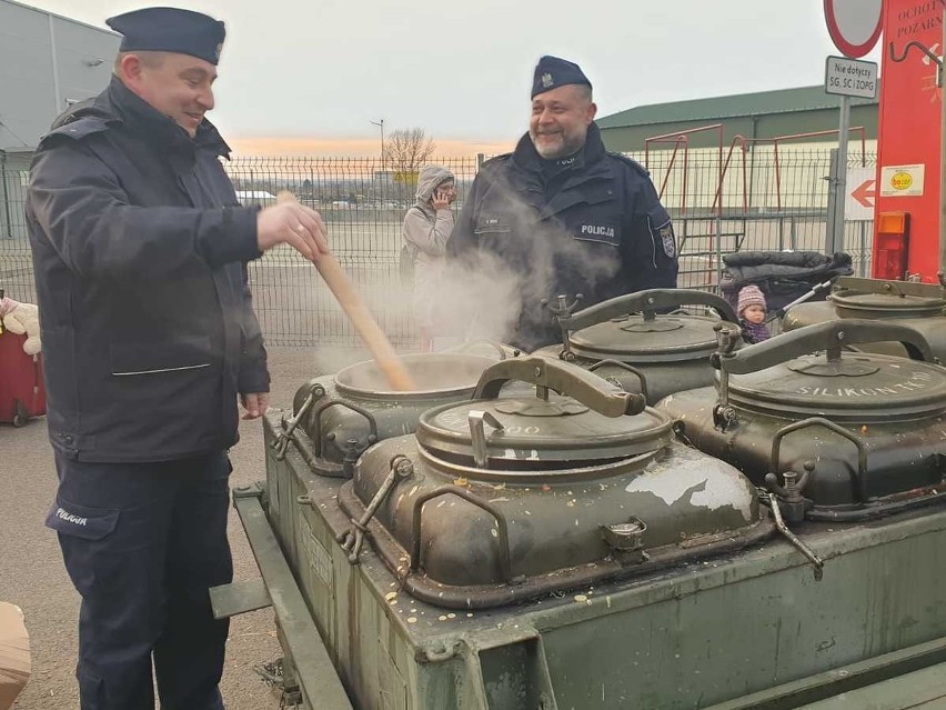 Policjanci, strażacy i honorowi dawcy krwi gotują na granicy i rozdają ciepłe posiłki uchodźcom z Ukrainy [ZDJĘCIA]