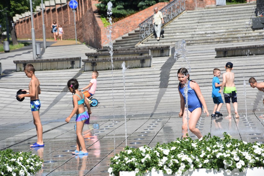 Upał! Dzieci kąpią się w fontannie pod bazyliką w Rybniku