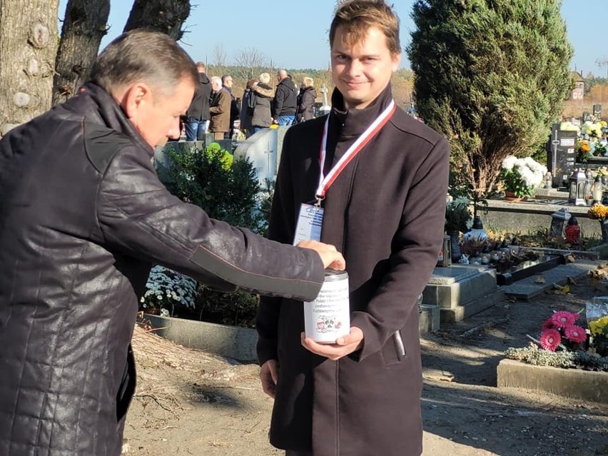 Kwesta na kędzierzyńsko-kozielskich cmentarzach. Wolontariusze zbierali pieniądze na renowację nagrobków polskich żołnierzy