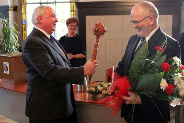 Ustępujący po 16 latach starosta Jan Kus przekazuje symbolicznie insygnia władzy Stanisławowi Belce.