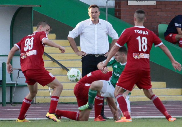 Jacek Paszulewicz (w białej koszuli) ma problem do rozwiązania