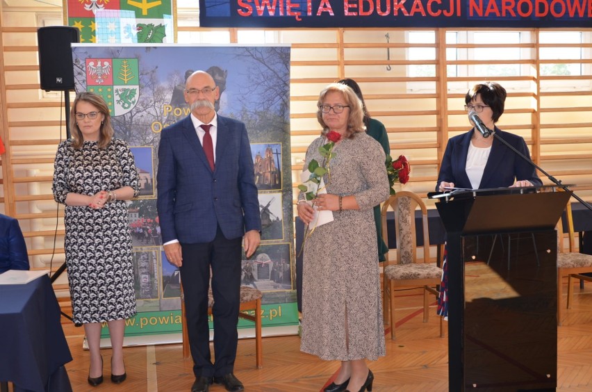 Dzień Edukacji Narodowej w powiecie ostrowskim. Podczas uroczystości w Zespole Szkół nr 2 nagrodzono 17 nauczycieli. 14.10.2021