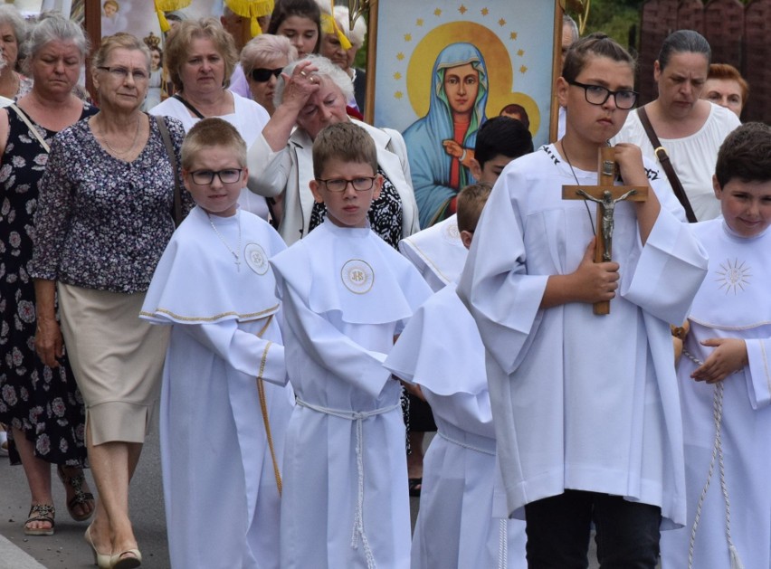 Ostrołęka. Boże Ciało 2022. Procesja z kościoła na osiedlu Stacja w Ostrołęce. 16.06.2022. Zdjęcia