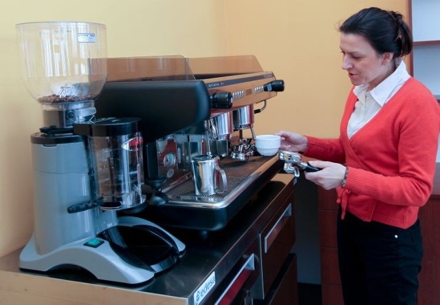 Najwyższej klasy ekspresy do kawy właśnie dotarły do białostockiego Zespołu Szkół Gastronomicznych. Już pod koniec lutego uczniowie zaczną korzystać z nich i wielu innych nowoczesnych sprzętów.