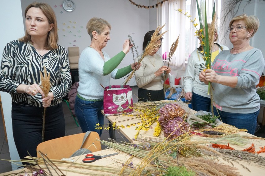 Własnoręcznie wyplotły palmy jak za dawnych lat. Przygotowania do Wielkanocy w Rykach [ZDJĘCIA]