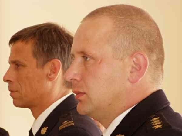 W miejsce Grzegorza Jankowskiego (z lewej), który został przeniesiony do Pińczowa, na fotelu komendanta buskiej straży pożarnej zasiadł wczoraj Kazimierz Ścibiło.