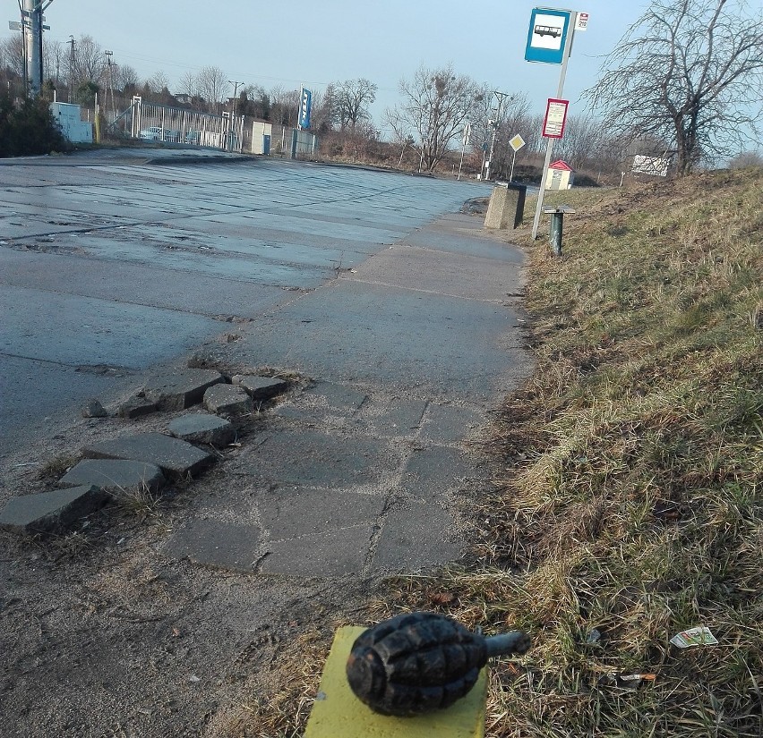 Granat przy przystanku autobusowym w Gdańsku. Strażnicy miejscy wezwali policję i zabezpieczyli teren [zdjęcia]