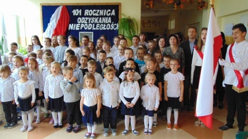 Przedszkolaki i uczniowie ze Szkoły Podstawowej w Młodzawach...
