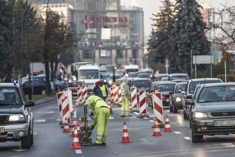 Korki w Rzeszowie. Malowanie pasów w godzinach szczytu [ZDJĘCIA, WIDEO]