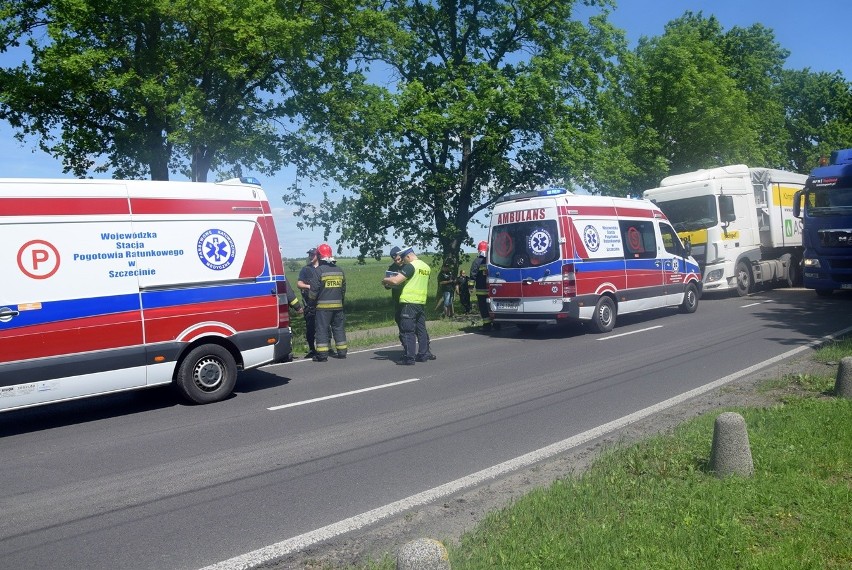 Stargard. Na ul. Gdyńskiej motocyklista z pasażerką wpadli pod TIR-a [ZDJĘCIA, WIDEO]