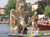 Pływanie na byle czym w Augustowie w tym roku nie odbędzie się. Zobacz najciekawsze pływadła z minionych lat [Zdjęcia]