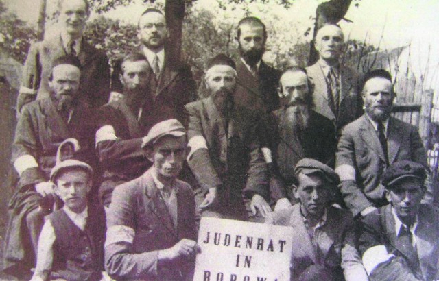Żydzi bobowscy na chwilę przed zagładą. Zdjęcie pochodzi z sierpnia 1942 roku, gdy Niemcy likwidowali getto
