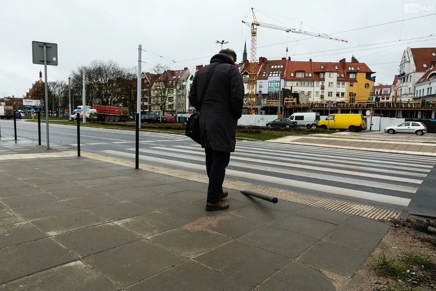 Absurd w centrum Szczecina. Chcieli zadbać o bezpieczeństwo. Ustawili niebezpieczne słupki