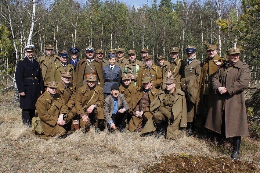 Członkowie grup rekonstrukcji historycznych z Kozienic i Radomia na planie filmu "Smoleńsk" (zdjęcia)