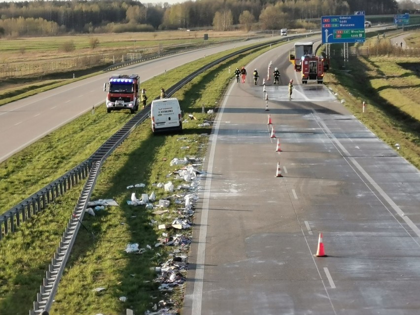 Wypadek tirów na A1 pod Tuszynem. Na jezdnię wysypał się ładunek ZDJĘCIA