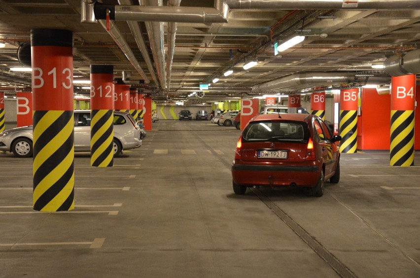 Parking podziemny przy Dworcu Głównym prawie zawsze jest pusty [ZDJĘCIA]