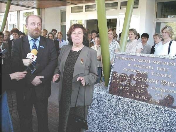 Dr Maria Welento-Tyszko - przewodnicząca komisji oceniającej szpital i pastor Lech Tranda, wiceprzewodniczący Polskiego Komitetu Narodowego UNICEF, na uroczystości odsłonięcia tablicy.