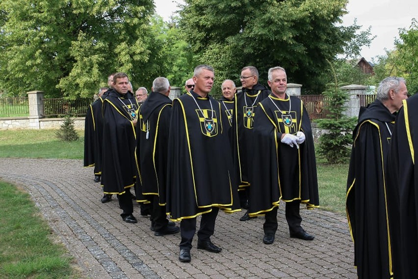 Erygacja nowej chorągwi świętego Jana Pawła II przy parafii w Kazimierzy Małej. Zobacz zdjęcia