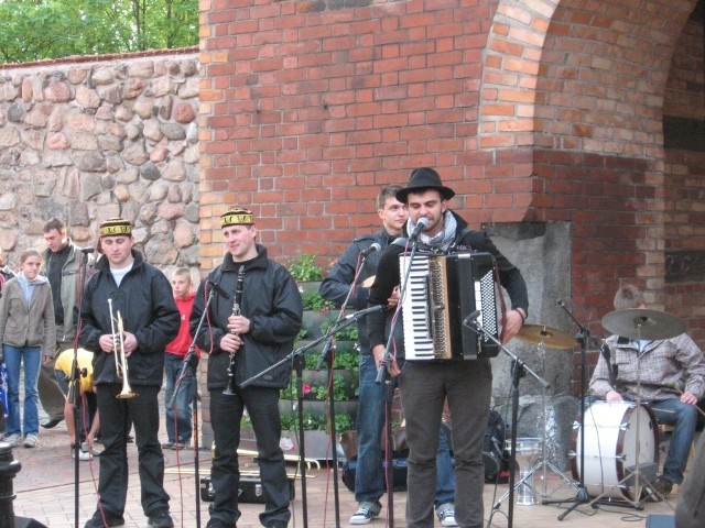 To były początki - rok 2009, występ przed Bramą Człuchowską w Chojnicach.