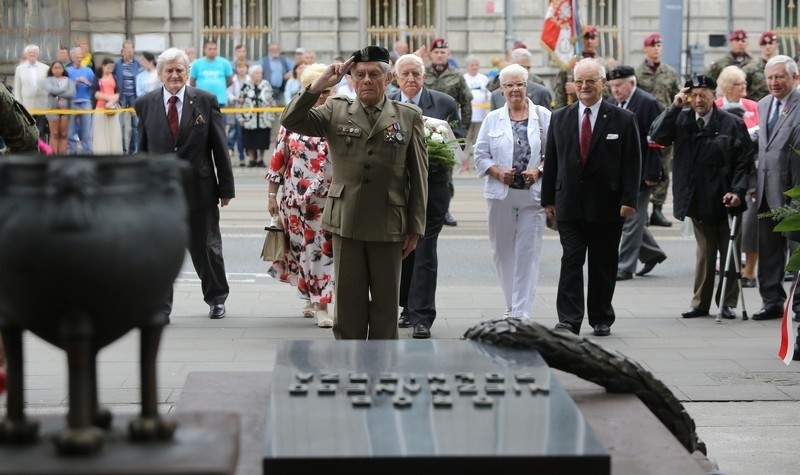 Obchody Święta Wojska Polskiego. Apel smoleński przy Grobie Nieznanego Żołnierza [zdjęcia]