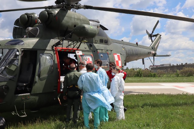 Do realizacji transportu zaangażowano helikopter z Mińska Mazowieckiego m.in. ze względu na odległość między szpitalami. Opolscy medycy polecieli po pacjenta razem z ratownikami z Lotniczego Pogotowia Ratunkowego.