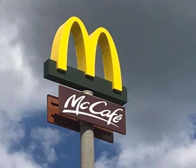 Wkrótce rusza McDonald's w Łączynie tuż obok stacji Orlen. Znamy datę otwarcia! Pojawił się wysoki maszt ze złotymi łukami.