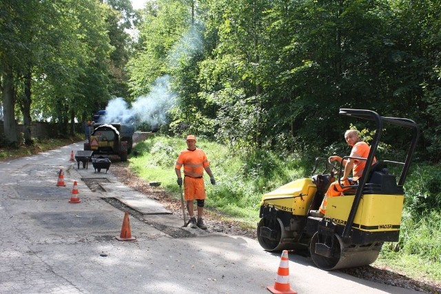 Trwa remont drogi przy cmentarzu w Łącznej.