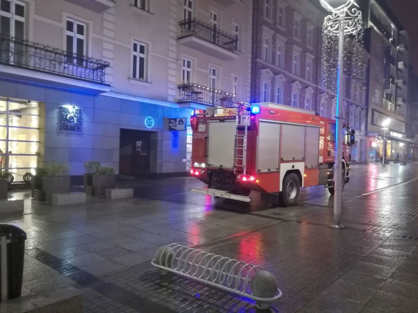 Straż pożarna interweniowała w centrum Katowic. Dwa wozy na sygnale obok Boom Barru ZDJĘCIA