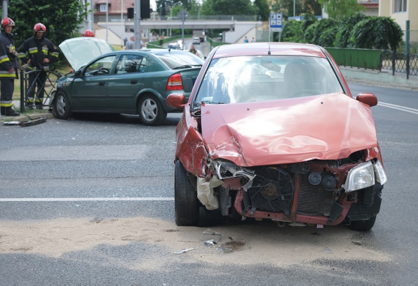 Policjanci i strażacy pracują na skrzyżowaniu ul....