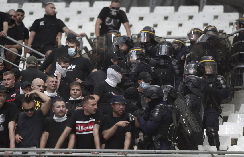 Liga Mistrzów. Ranni policjanci i kibice w Marsylii. UEFA wszczęła dochodzenie wobec OM i Eintrachtu