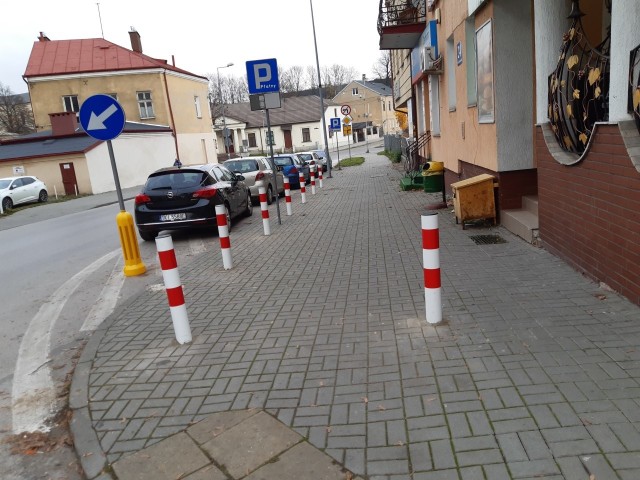 Przy ulicy Kościuszki i Jarońskich zamontowano słupki, które mają uniemożliwić  kierowcom wjazd na chodnik.
