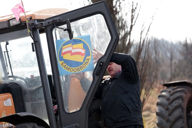 W poniedziałek, 23 lutego od godz. 12 rolnicy blokowali drogę w Nowogrodzie Bobrzańskim.