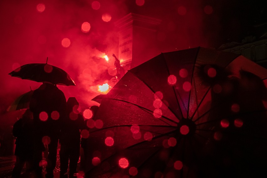 Strajk Kobiet w Krakowie. Manifestacje odbywały się w wielu punktach miasta [ZDJĘCIA]