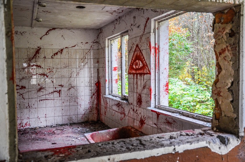 Krew na ścianach, symbole satanistów. Co wydarzyło się w opuszczonym kampingu na Kaszubach? Zajrzeliśmy do środka...