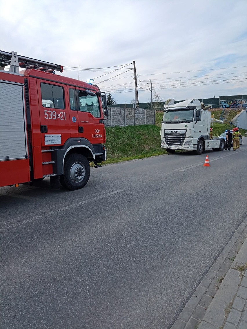 Samochód ciężarowy nie zmieścił się pod wiaduktem w Lubzinie [ZDJĘCIA]