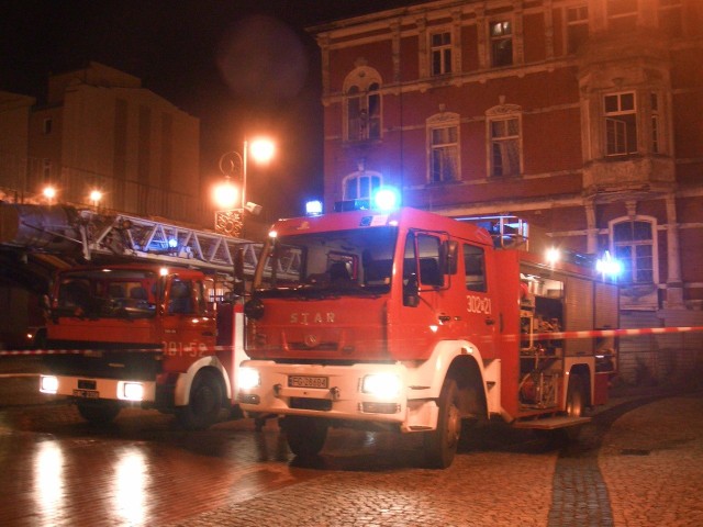 W akcji uczestniczyło pięć jednostek strażaków. Po ugaszeniu ognia z katarkami (patrz: okno na drugim piętrze) szukali przyczyn pożaru.