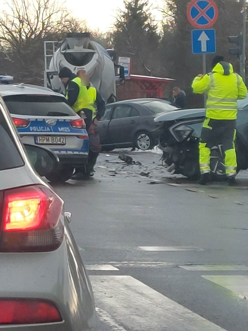 Białystok. Wypadek przy sądzie, dwa samochody rozbite, dwie osoby trafiły do szpitala