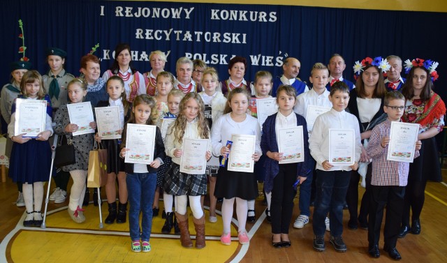Młodzi kochają polską wieś - Rejonowy Konkurs Recytatorski w KluczewskuUczestnicy pierwszego Rejonowego Konkursu Recytatorskiego w Kluczewsku z zespołem ludowym Ale Babki z Komparzowa.