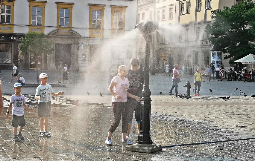 Kraków. Kurtyny wodne pomagają w upalne dni [ZDJĘCIA]
