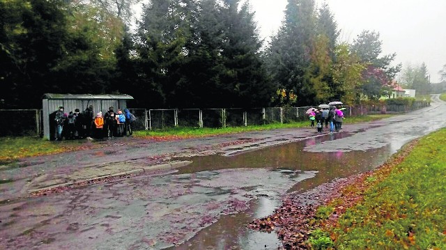 W Gorzynie zarówno dzieci, które chodzą do szkoły, jak i dorośli  dojeżdżający do pracy poza tą wsią  w trakcie kolejnych opadów i kilka dni po nich muszą  przemieszczać się w błocie.  