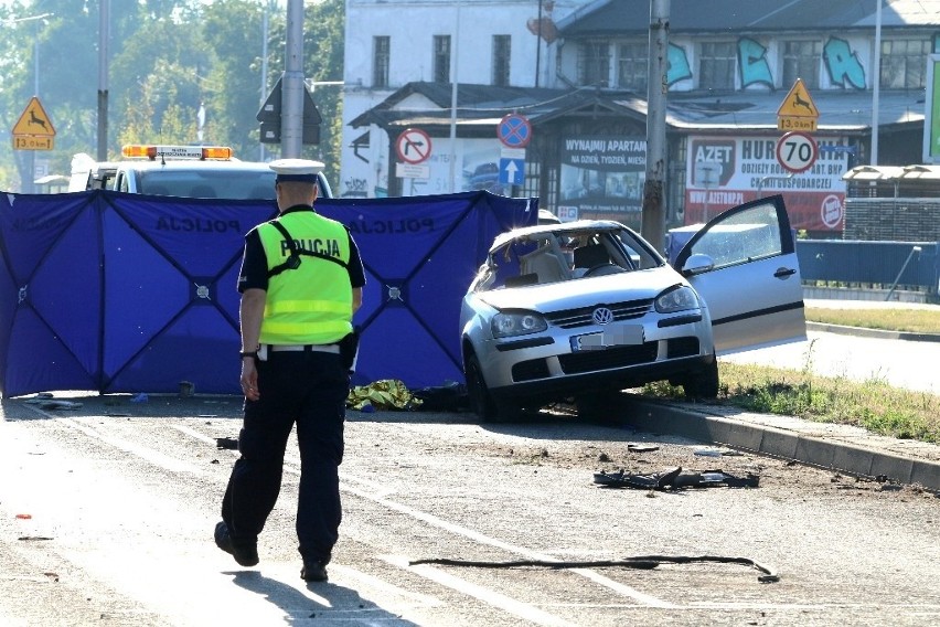 Śmiertelny wypadek na Sobieskiego we Wrocławiu. Nie żyje młody mężczyzna, samochód przecięty na pół [ZDJĘCIA]